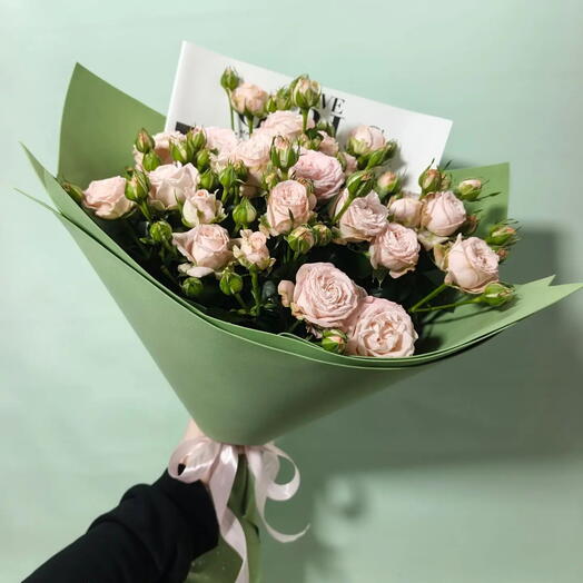 Букет из светлых кустовых роз