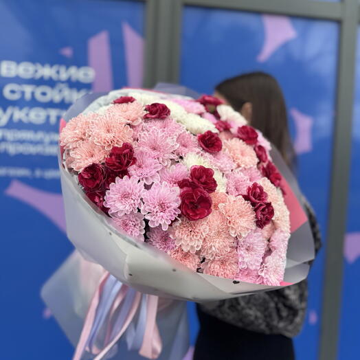 Букет из кустовой хризантемы и диантусов