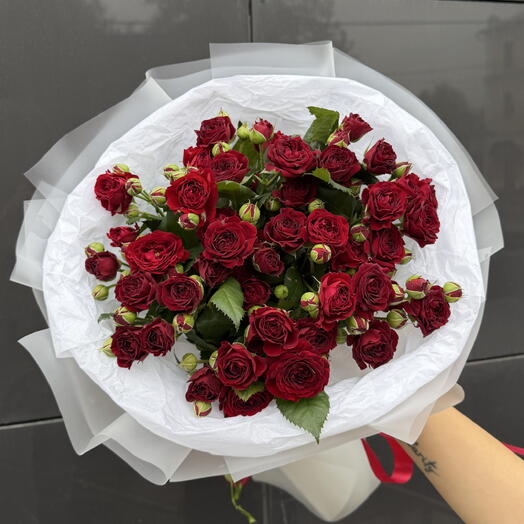 Букет алых роз кустовых