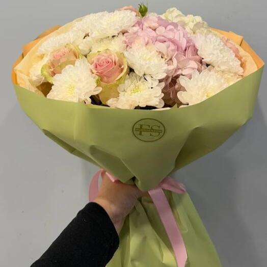 Букет из гортензии и кустовой розы