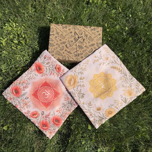 Набор из двух декоративных наволочек «Чакры» — красная и жёлтая, 40х40 см
