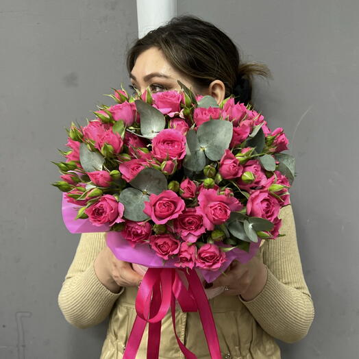 Яркие кустовые розы Димейшн в шляпной коробке с эвкалиптом 💞
