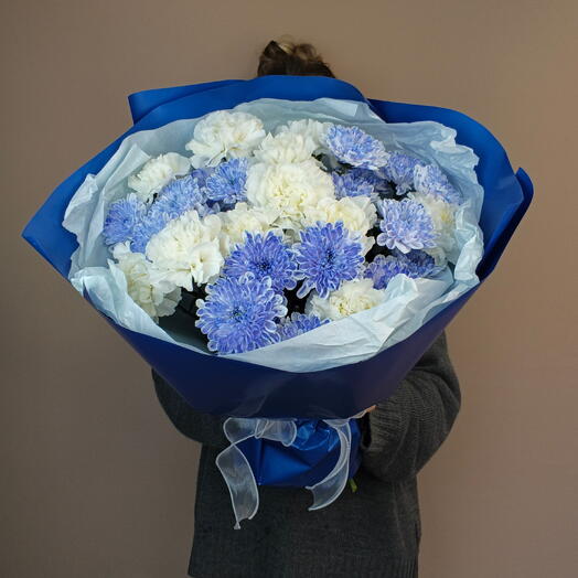 Крашенная хризантема с белым диантусом в синей упаковке 💙