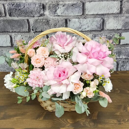 Воздушная корзина с французскими розами "Нежность" 🌸