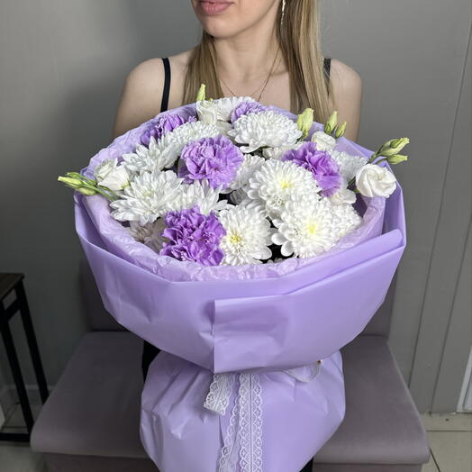 Букет с белой хризантемой гвоздикой и эустома