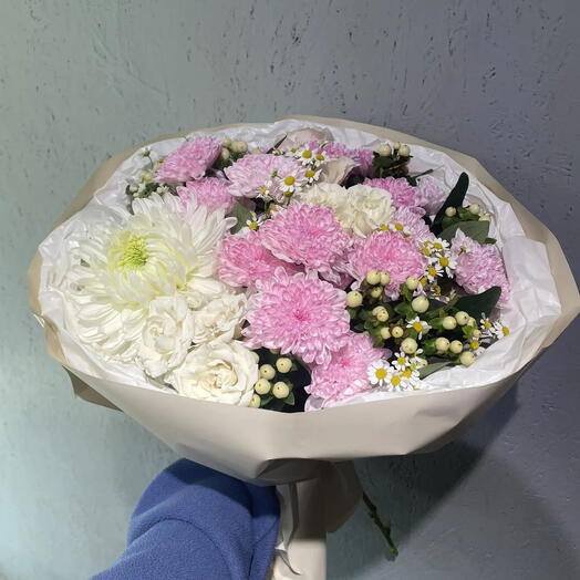 Сборный букет с одноголовой хризантемой
