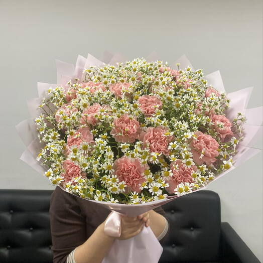 Ромашки с розовой гвоздикой 🥰🥰🥰