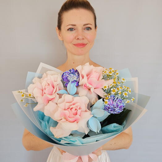 Готовый букет французские розы, гвоздика диантус, ромашки, рускус