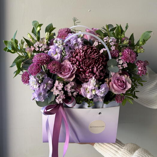 Хризантемы, Розы, Альстромерия и Маттиола, композиция в сумочке 💜