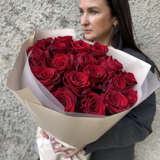 🌹 19 красных роз Эквадор в стильном оформлении