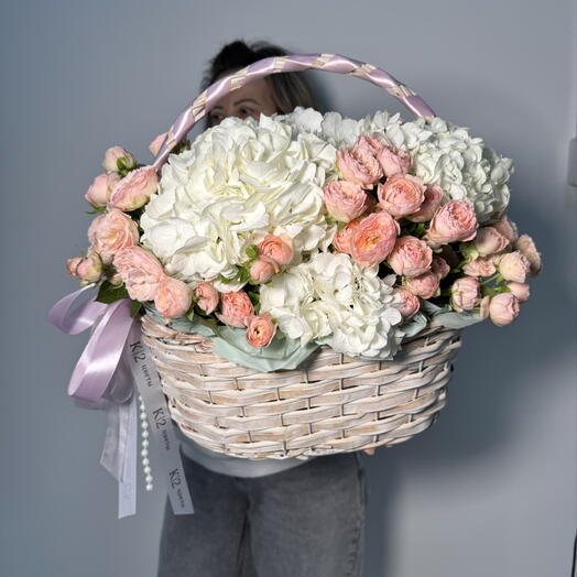 Корзина из гортензий и кустовых роз бомбастик 💕🩷🩷🩷