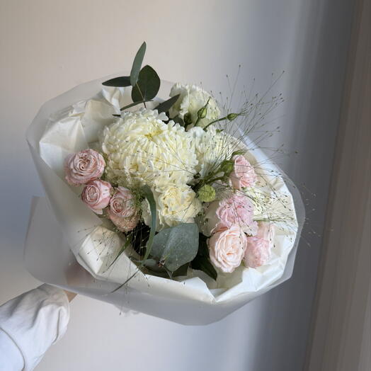 Нежный букет с хризантемой и пионовидными розами🌸