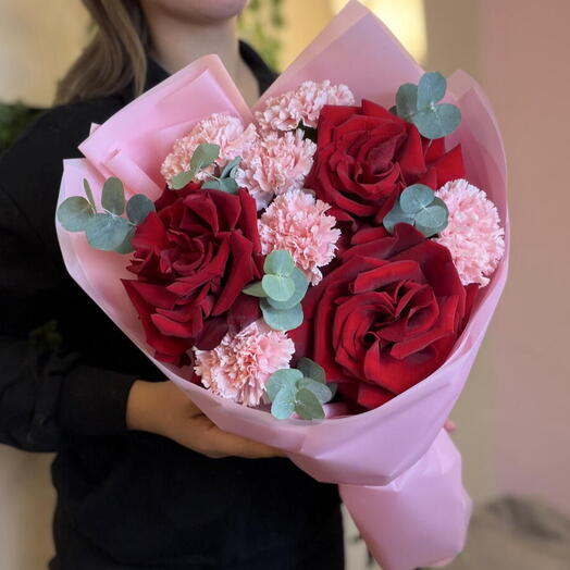 Красные Французские розы, розовые диантусы и эвкалипт 💝