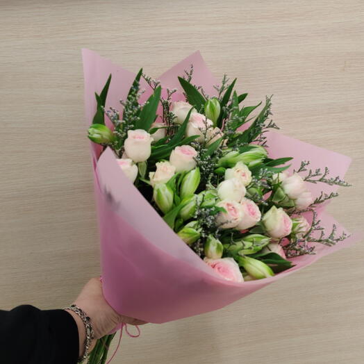Букет альстромерий и кустовых роз 💕
