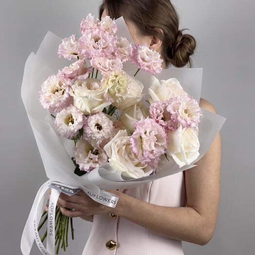Букет из пионовидных роз и эустомы от XOFLOWERS