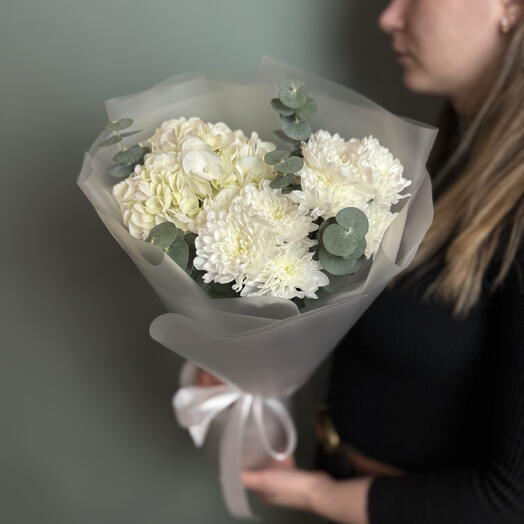 Нежный букет белая гортензия, хризантема и эвкалипт