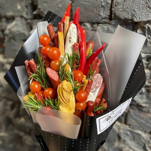 Ramo de carne comestible de salchichas, verduras y queso "Masculino 950»