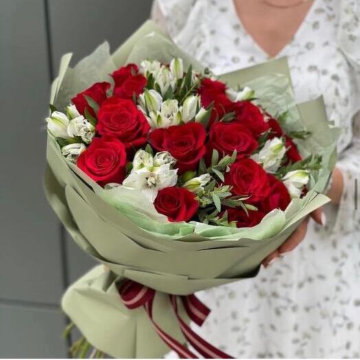 Ramo de alstroemeria y rosas