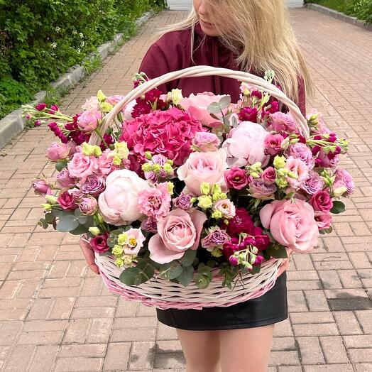 Wow basket with flowers, adjustment of the color scheme of your choice