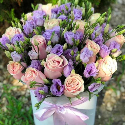 Нежние розы и эустома в коробке