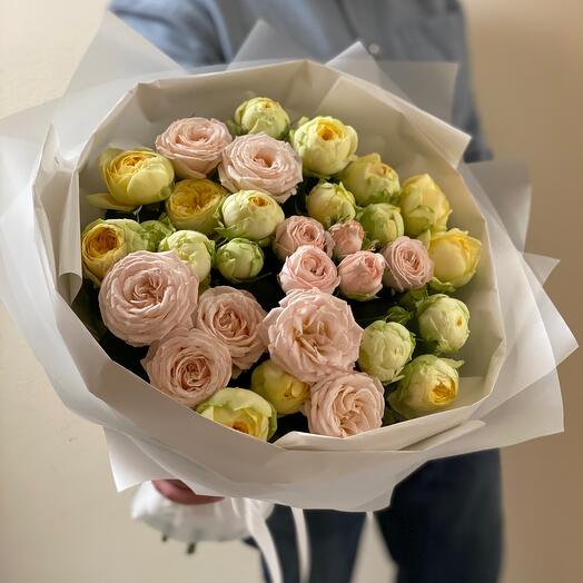 Mezcla de rosas peonías en un paquete de diseño