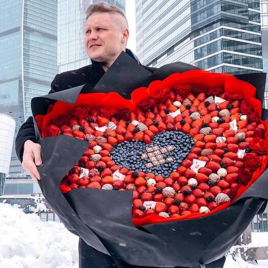 Огромный букет из клубники в виде сердца