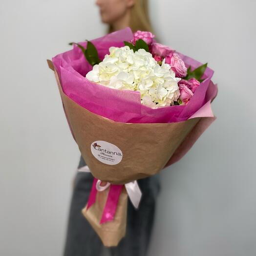 Ramo brillante de hortensias y rosas arbustivas