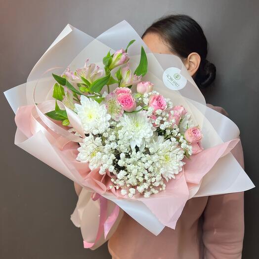 Ramo con rosas de arbusto y gypsophila