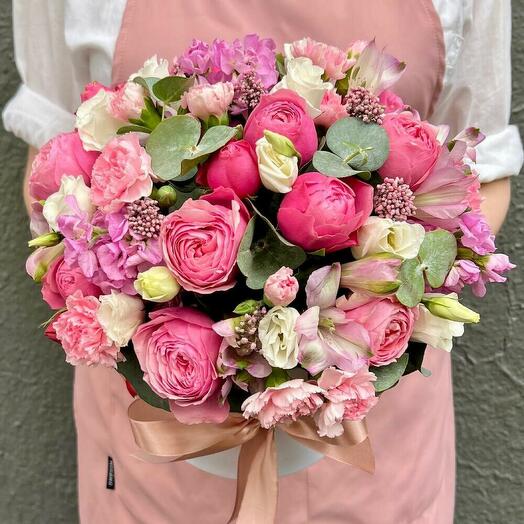 Ramo de rosas de peonía rosa Silva Pink y Mattiola en una Caja de sombreros