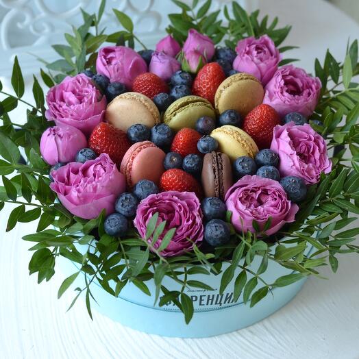 Ramo de rosas en forma de peonía, bayas y dulces
