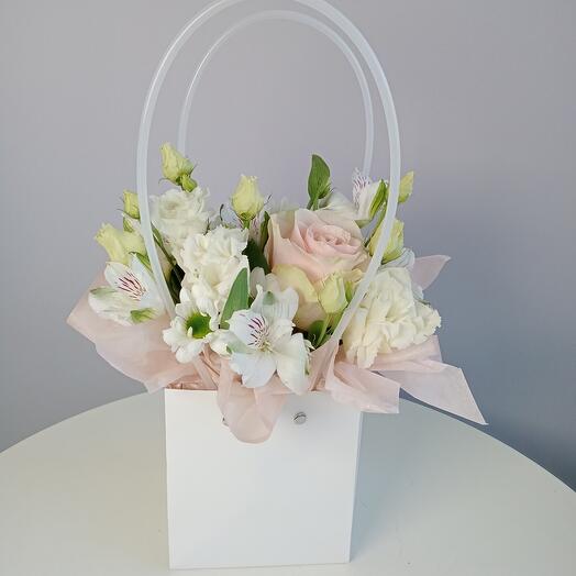 Composición en un bolso con eustoma y alstroemeria