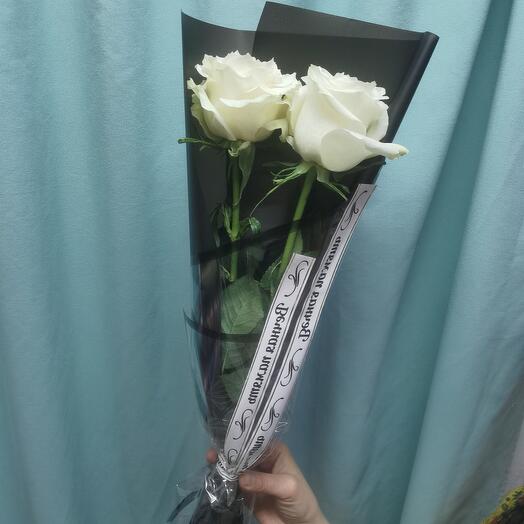 2 rosas blancas en la decoración