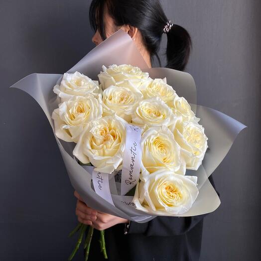 Bouquet of peony-shaped Ecuadorian roses
