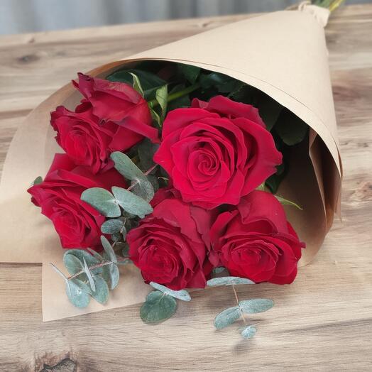 Ramo de rosas rojas con eucalipto
