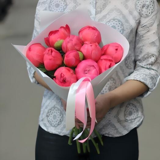 Букет из 11 коралловых пионов