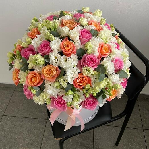 Caja brillante de rosas y eustoma