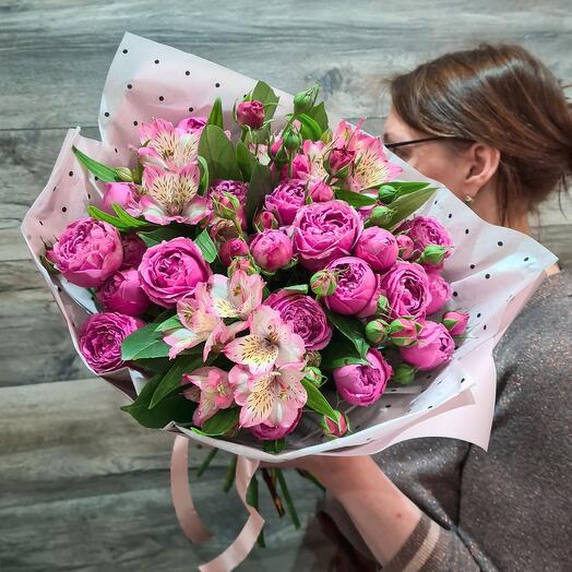 Ramo de rosas arbustivas en forma de peonía y alstroemeria