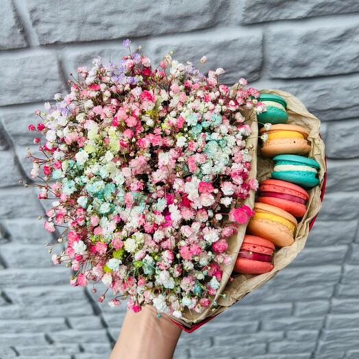 Flores en Caja de gypsophila y macarons