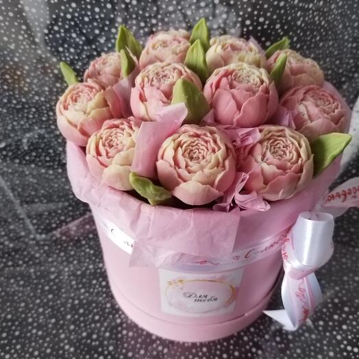 Пионы из шоколада в коробке