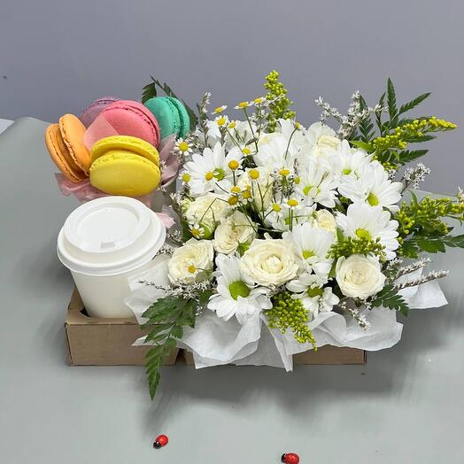 Подарок девушке белые розы кустовые с ромашками хризантемами кофе в постель