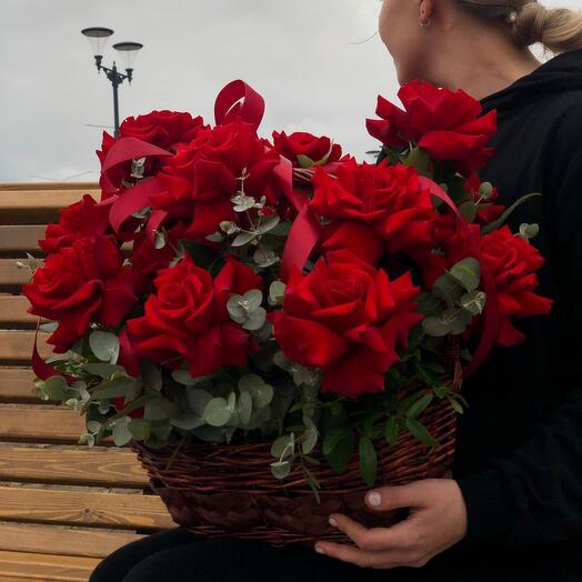 Корзина с алыми ажурными розами Люкс