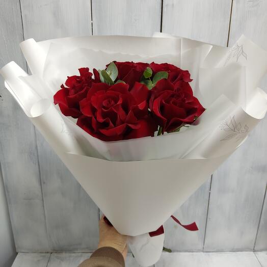 5 rosas francesas con eucalipto