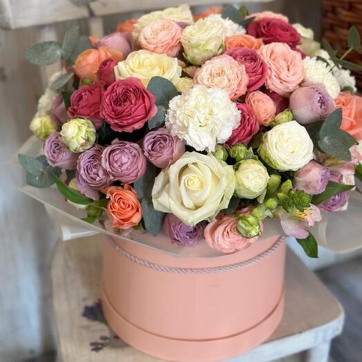 Микс из роз с эвкалиптом в коробке😍