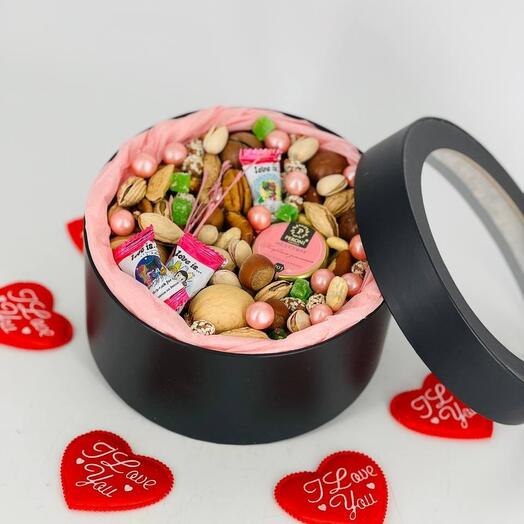 Съедобный подарочный бокс с орешками медом и конфетами love is