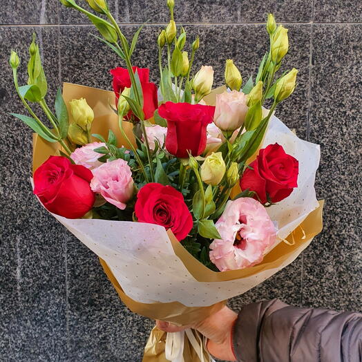 Ramo de rosa y lisianthus