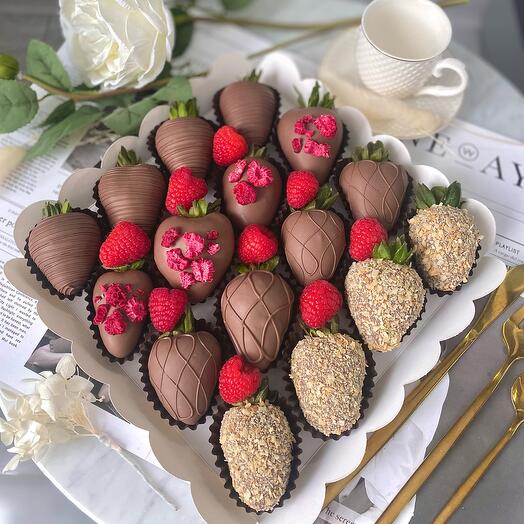 Клубника в шоколаде с малиной Berry present