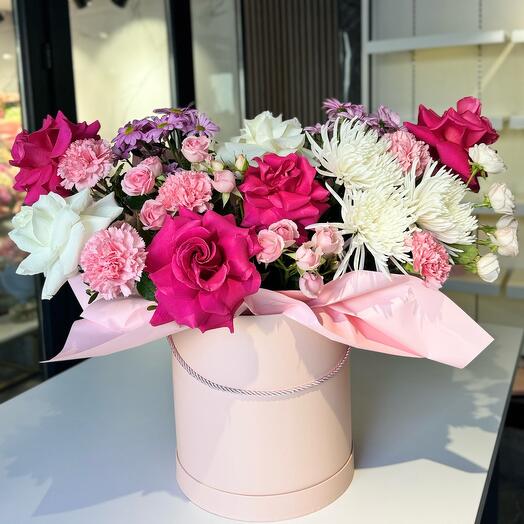 Цветы в коробке с малиновыми розами