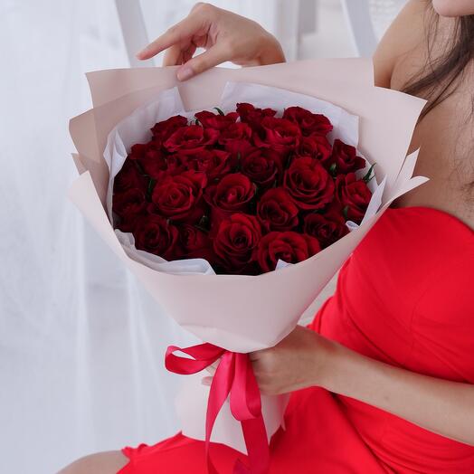 25 rosas rojas en paquete beige