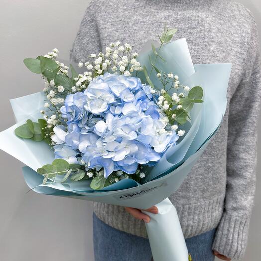 Ramo "Hortensia azul Aireada y gypsophila"