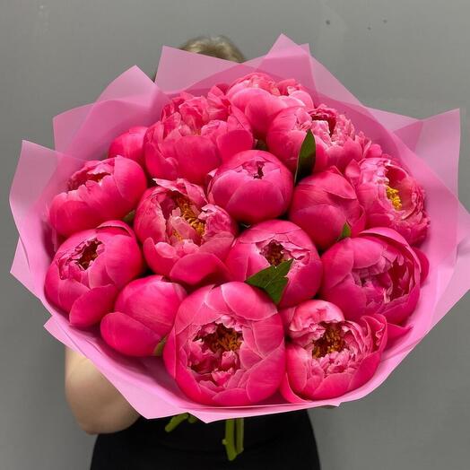 Букет из 15 коралловых пион